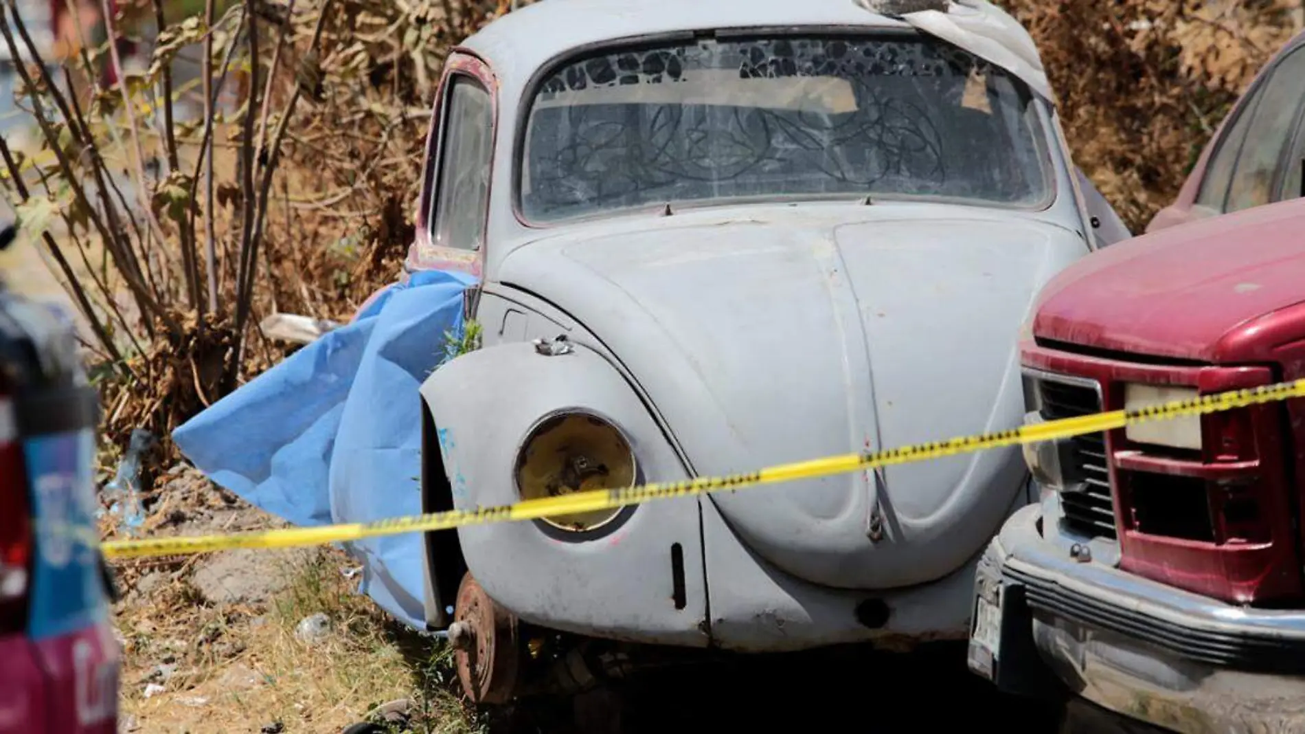 Un hombre fue asesinado a golpes y su o sus verdugos lo ocultaron debajo de un automóvil abandonado